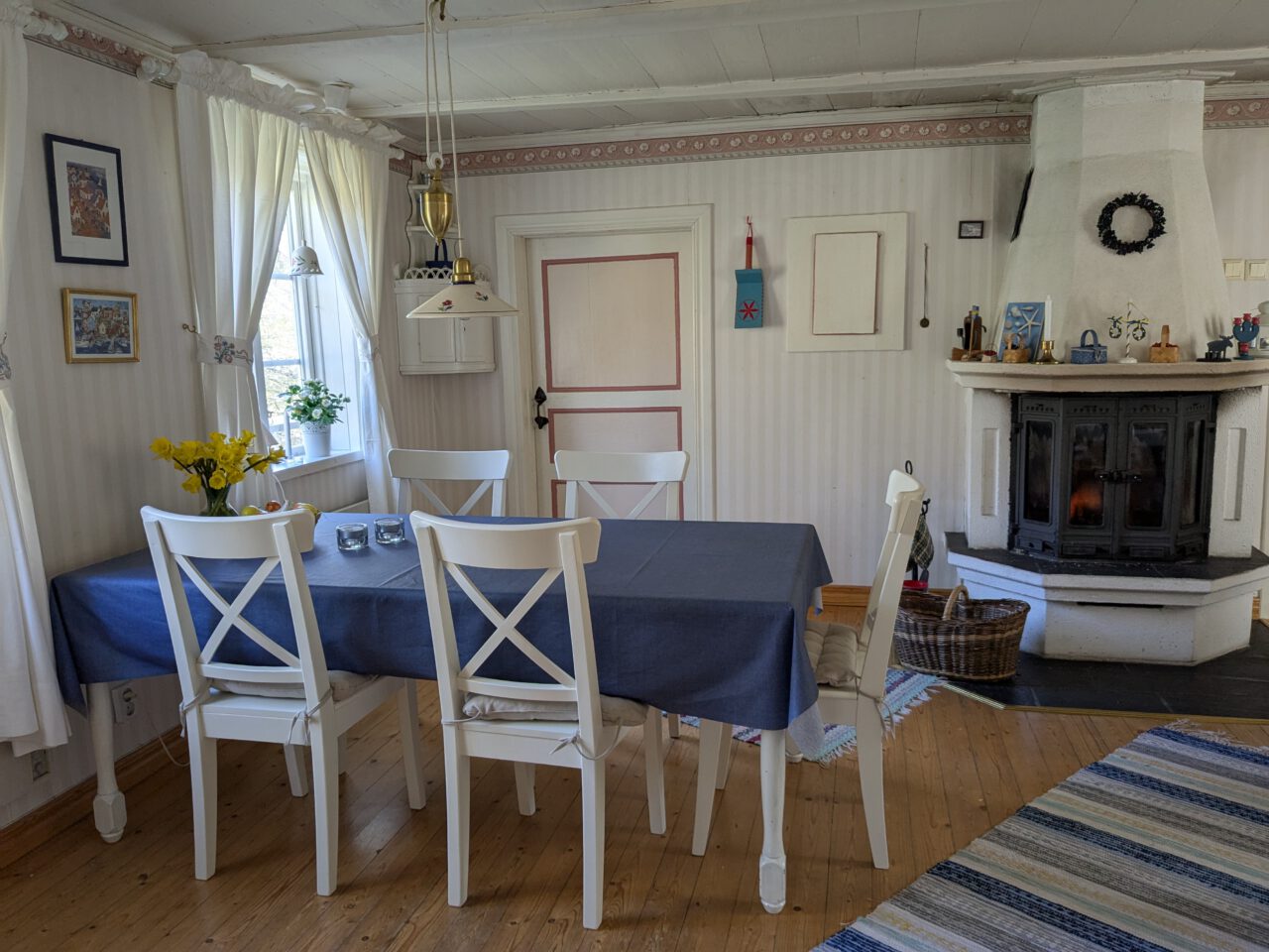 Wohnzimmer mit Essgruppe und Kamin